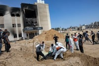 Autoridades recuperan 392 cuerpos de fosas en el hospital Naser de Jan Yunis de la Franja de Gaza