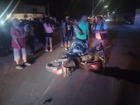 Accidentes viales Fuerte accidente entre motocicleta y auto en Gómez Palacio