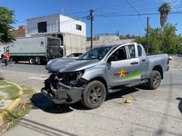 Camioneta se impacta contra camión de carga en el Centro de Torreón