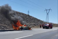 Termina vehículo hecho cenizas tras sufrir falla mecánica en Ramos Arizpe