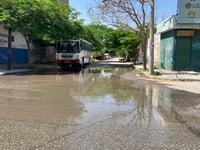 Aumento de presión por Agua Saludable, ocasiona fuga en la colonia Bellavista de Gómez Palacio