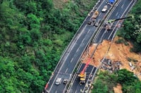 Derrumbe de autopista en China deja 24 personas muertas