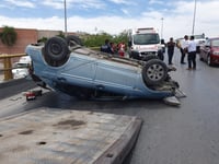 Accidentes viales Conductora sufre volcadura en lo alto del puente ubicado en Periférico y carretera a Santa Fe
