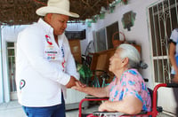 Daniel Santoyo visita hogares de los ejidos Manila y El Fénix