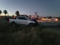 Joven conductor pierde el control y derriba dos postes en el sector Oriente de Torreón