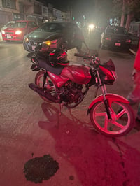 Accidentes viales Auto compacto choca por alcance a un motociclista en Gómez Palacio