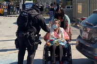Agentes de Grupo de Reacción Torreón llevan rosas a mujeres hospitalizadas en Torreón por el Día de las Madres