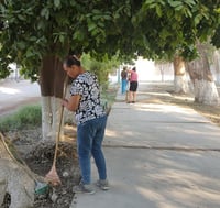 Amas de casa participan en brigadas de limpieza en El Cariño, Gómez Palacio