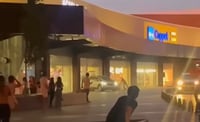 Menor se estrella de reversa contra mall Paseo Monclova