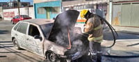 Vehículo se incendia en la colonia Nogales de Gómez Palacio