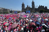 Asistentes a la 'Marea Rosa' invaden plantón de la CNTE en el Zócalo