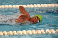 Adultos mayores y personas con discapacidad del DIF Torreón participan en segundo serial de natación