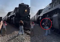 VIRAL: En Coahuila mujer casi es arrollada por locomotora al intentar tomar foto