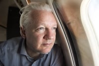 Julian Assange queda en libertad tras acuerdo con EUA