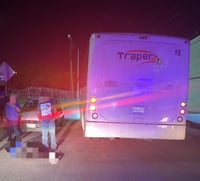 Camión de transporte de personal arrolla a mujer en Gómez Palacio