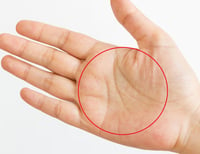 ¿Qué significa la 'M' en la palma de la mano de algunas personas?