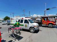 Ambulancia que trasladaba a paciente y camioneta se impactan en bulevar Revolución