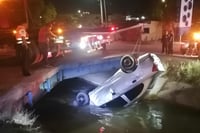 Vehículo termina en canal de riego durante la madrugada en Torreón