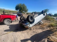 Camioneta cae a canal de riego en el ejido de Gómez Palacio