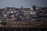 Bombardeos israelíes en refugio de Gaza dejan 29 muertos; obligan a cerrar hospitales