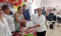 Se gradúan de los talleres que ofrecen en la Casa del Adulto Mayor en San Pedro