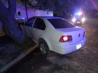 Abandonan vehículo tras chocar con un árbol en Gómez Palacio