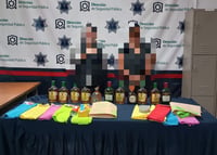 Detienen a mujeres por robarse 11 botellas de licor en supermercado