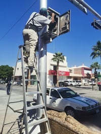 Dan mantenimiento a red de semáforos