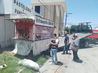 Retiran tabaretes abandonados de la vía pública en Torreón