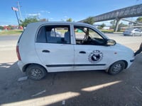 Taxi le corta la circulación a pareja que viajaba en motocicleta en Gómez Palacio