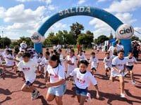 Niños 'corren por el agua' en Gómez Palacio