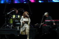 Gloria Gaynor transporta a los laguneros a la época de los 70 en concierto