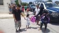 Elementos del GRT llevan paquetes escolares y mochilas a niños