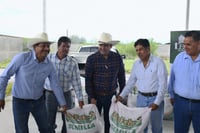 Entrega alcalde de Lerdo semilla de avena forrajera complementaria