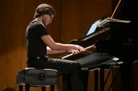 Pianista Ricardo Acosta obtiene la Medalla Magdalena Mondragón a la Ciudadanía Distinguida 2024