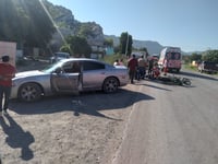 Motociclista se impacta contra auto en la colonia Villa de Guadalupe de Lerdo