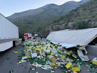 Vuelca y derrama los aguacates en la Carretera 57