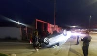 Auto termina con las llantas en el aire tras volcar, conductor resultó ileso