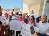 Vecinos de Jardines San Agustín protestan por cierre de acceso principal debido a obras de constructora