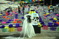 Instalan altar monumental de Día de Muertos en la Plaza Mayor de Torreón