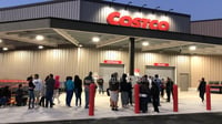 Laguneros amanecen en Costco por inauguración de tienda