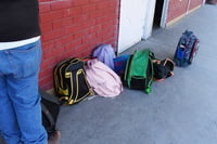 Evalúan mochila transparente obligatoria por escuela Año de Juárez