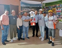 Entregan trofeos en la Liga de Beisbol de Empleados y Profesionistas