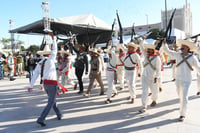 Desfile cívico militar recorre la ciudad de Torreón por el 114 aniversario de la Revolución Mexicana