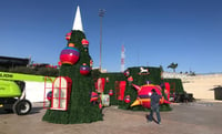 Plaza Mayor  de Torreón se viste de Navidad; comienza la instalación del árbol y las villas