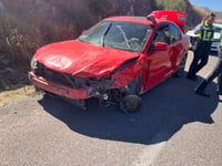 Auto invade carril y provoca accidente frente a caseta de León Guzmán