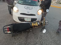 Taxi impacta a motociclista sobre el bulevar Ejército Mexicano de Gómez Palacio