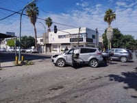 Chocan camioneta y sedán en el Centro de Gómez Palacio