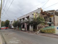 Colapsa barda de colegio en el centro de Lerdo