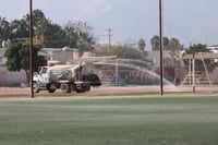 Tras un mes y medio sin agua, la Deportiva de Torreón sobrevive con pipas